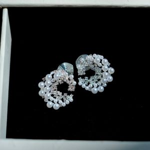 Elegant Pearl And Diamond Stud Earrings French Style Cold Sensation Moon Shape Fashionable Jewelry for Women Handmade Mixed Material