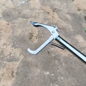 จัดส่ง 24 ชั่วโมง ซาตินงูเหล็กกล้าไร้สนิมคลิป ด้ามจับยาวพับได้ จับงูเหลือมได้ ไม่จับงู1.5mจับงูปลอดภัย ซุปเปอร์โลหะผสม คีมจับงู