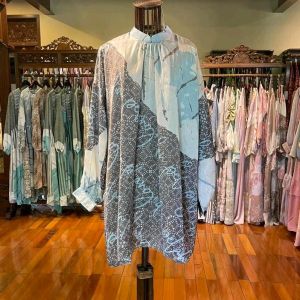 Callina Tunik by Dian Pelangi LIMITED EDITION Blouse Baju Atasan Blus Kemeja Kerja Kantor Casual Formal Pesta Pernikahan Kondangan Lebaran Wanita Cantik Anggun Modis Modern Simple Elegan Mewah Model Korea Terbaru Motif Batik Cap Hand Made Kekinian