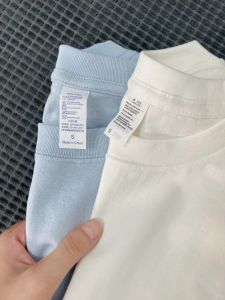 เสื้อยืดคอกลมแขนสั้นผ้าฝ้ายทรงหลวมสไตล์ฝรั่งเศสสำหรับผู้หญิงในช่วงฤดูร้อนปี 2025 สไตล์เรียบง่ายทันสมัย เสื้อผ้าทำงาน