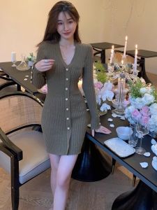 Váy Dệt Kim Cổ Chữ V Màu Đỏ Cho Nữ Mùa Đông 2024 Dài Tay Cài Nút Đơn Váy Ngắn Ôm Sát Cơ Thể Thời Trang Đường Phố