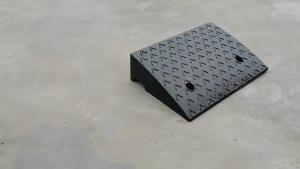 แผ่นยางทางลาด รับน้ำหนักได้เยอะ ป้องกันการชน สำหรับใช้ในที่จอดรถ