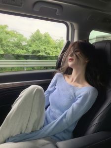 เสื้อยืดคอกลมแขนยาวถักสีน้ำเงินสไตล์ฝรั่งเศสสำหรับผู้หญิง เสื้อชั้นในไหล่เดียว เสื้อชั้นในถักแบบลำลอง เสื้อชั้นในฤดูใบไม้ร่วง