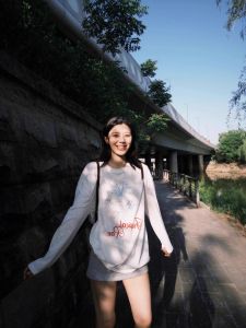 เสื้อยืดแขนยาวผู้หญิงฤดูร้อนปี 2025 แบบใหม่บางโปร่งพิมพ์ลายดอกกุหลาบหลวมสไตล์เกาหลีเสื้อคลุมกันแดดผู้หญิง