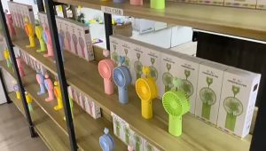 手持小风扇 - USB充电迷你静音便携风扇，学生儿童夏日户外随身可爱风扇 Handheld Mini Fan - USB Rechargeable Quiet Portable Cute Fan for Students and Kids Perfect for Summer Outdoor Use