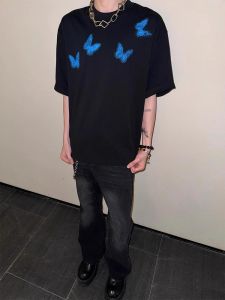 Cleanfit เสื้อยืดแขนสั้นพิมพ์ลายผีเสื้อสีดำ ทรงหลวม สำหรับผู้ชาย ฤดูร้อน สไตล์อเมริกันย้อนยุค คอตั้ง แขนสั้น แฟชั่น