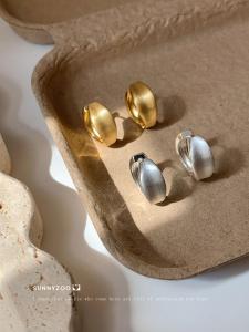 Sunny Zoo Simple Aesthetic Matte Wide Circle Earrings: Versatile Geometric Pattern & Luxury Feel