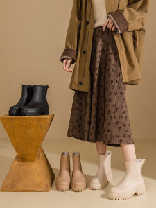 ทันสมัย ถุงเท้าถึงกลางน่อง Martin Rain Boots ผู้หญิง รองเท้าแจ๊กเก็ตขนยาวกันน้ํากันลื่น สไตล์เกาหลี รองเท้า PVC ทุกฤดูกาล