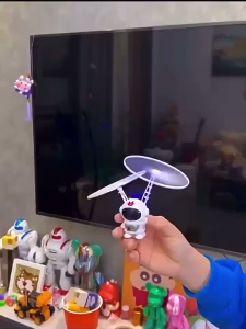 Máy Bay Phi Hành Gia Mini Cảm Ứng – Hai Cánh Quạt Tự Tránh Vật Cản Bay Lên Xuống Theo Tay Bé