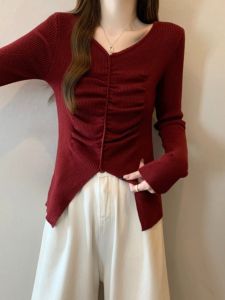 เสื้อสเวตเตอร์ถักสีแดงคอวีแขนยาวสำหรับผู้หญิง ฤดูใบไม้ร่วง ไซส์ใหญ่ เสื้อชั้นใน กระโปรงสั้น ผ้าฝ้ายผสมโพลีเอสเตอร์