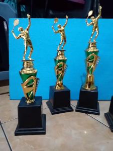 Piala Lomba Juara 1 2 3 4 (PEMAIN TENIS LAPANG BODY HIJAU RASER) "costum" FREE STICKER (BOLEH satuan)TERMASUK SETICKER DAN FREE DESIGN