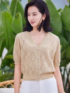 WANGGONGZHU | เสื้อคาร์ดิแกนถักคอวีแขนสั้นผ้าไหมแวววาวสำหรับผู้หญิงในช่วงฤดูร้อนปี 2025 ดีไซน์ฝรั่งเศส แขนสั้น ปกติ สีสันสดใส