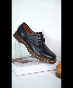 Sepatu Boots Wanita Low Boot 3 Hole Kulit Docmart 7010 (HITAM)