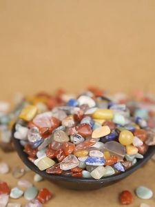 1Kg Đá thạch anh vụn nhiều màu sắc 100% tự nhiên Vụn đá phong thuỷ thanh tẩy tarot thạch anh ngũ sắc Đá vụn thạch anh trang trí nhà cửa bàn làm việc bể cá dải móng nhà