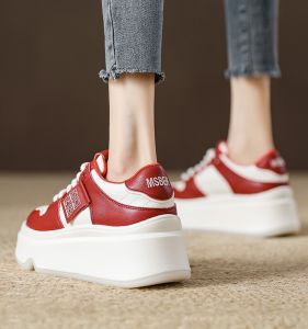 รองเท้าผ้าใบส้นหนาสำหรับผู้หญิง สีแดง ทรงหัวมน ทรงสวมสบาย ส้นสูง รองเท้าลำลอง สไตล์สตรีท รองเท้าผ้าใบแฟชั่น