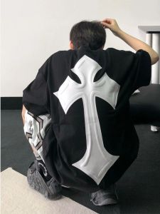 เสื้อยืดแขนสั้นหลวมๆ สไตล์อเมริกันสำหรับผู้ชายในช่วงฤดูร้อนปี 2025 เสื้อผ้าลำลองทรงหลวมๆ สไตล์ไฮสตรีท