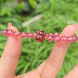 Q2213 Vòng Thạch Anh Dâu Hồng 6li mix túi tiền Thạch Anh Tóc Đỏ cho Hỏa và Thổ - Phong Thuỷ TUDO P
