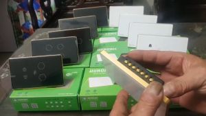 Công tắc thông minh 3 nút cao cấp viền vàng Hunonic điều khiển qua điện thoại. Kết nối Wifibảo hành 1 năm