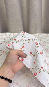 VẢI LINEN BỘT PHA TƯNG HOẠ TIẾT HOA NHÍ ĐỎ NỀN TRẮNG KEM | KHỔ 1M4 | VẢI NHÀ PHẠM