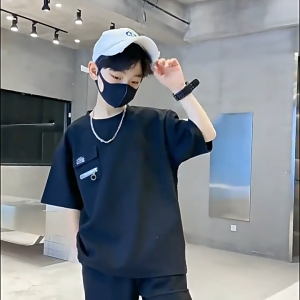 130-160cm ชุดเซ็ทเด็กชายแฟชั่น ชุดกางเกงขาสั้นแขนสั้น เหมาะสําหรับฤดูร้อน ผ้าคุณภาพดี กระเป๋าหลาย ใหม่สําหรับปี 2025