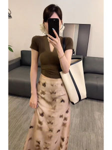 YUEZHONGWEI | เสื้อยืดคอวีแขนสั้นทรงเข้ารูปสไตล์ฝรั่งเศสสำหรับผู้หญิงในช่วงฤดูร้อน เสื้อแขนสั้นทรงเข้ารูปสีพื้นสำหรับสาวๆ ที่มีสไตล์