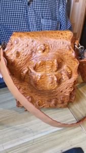 สีแทนสดใส กระเป๋าสะพายขนาด เอ4 เป็นกระเป๋าหนังจระเข้ม้วน