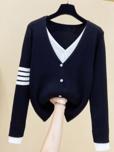 เสื้อสเวตเตอร์ถักทรงหลวมสไตล์เกาหลีสำหรับผู้หญิงไซส์ใหญ่ ฤดูใบไม้ร่วง 2023 เสื้อคลุมกันหนาวแบบสวมหัวแขนยาวคอวีลายทาง