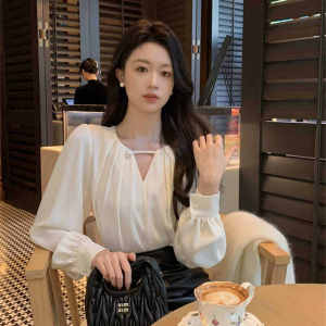 เสื้อเชิ้ตคอวีผ้าชีฟองสไตล์เกาหลีสุดหรูสำหรับผู้หญิง ฤดูใบไม้ผลิและฤดูใบไม้ร่วง เสื้อเชิ้ตแขนยาวทรงหลวมสบาย ๆ สุดหวาน