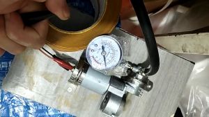 Động cơ máy bơm hơi điện áp 12V công suất tối đa 120W đường kính xi lanh 25mm lưu lượng khí 30 lít có đồng hồ áp suất