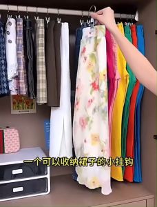 (1set=10 Color Random )คลิปสเตนเลส กันลื่น แบบพกพา สีสันสดใส / คลิปเก็บตู้เสื้อผ้า ประหยัดพื้นที่ พร้อมตะขอ / คลิปตากผ้าระเบียง กันลม