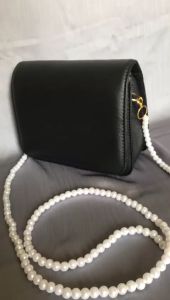 TAS SELEMPANG HITAM/BLACK DENGAN TALI MUTIARA WHITE PEARL