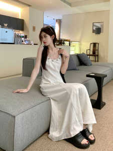 ชุดเดรสยาวคอฮอลเตอร์สีขาวสไตล์ฝรั่งเศสสำหรับผู้หญิงในช่วงฤดูร้อนปี 2024 ดีไซน์ใหม่ ชุดยาวเข้ารูปเข้ารูป เดรสยาวคลุมเข่า