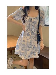 เดรสชุดเดรสลายดอกไม้ สไตล์ชายหาด สีฟ้าสไตล์เกาหลี เดรสสีน้ำเงินพิมพ์ลาย และเดรสสั้นพิมพ์ลายดอกไม้