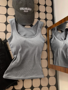 เสื้อกั๊กสีเทาแบบมีแผ่นรองหน้าอกสำหรับผู้หญิงในฤดูร้อน 2025 ใหม่ แขนกุด ไม่มีแขน ออกกำลังกาย ใส่ด้านนอก บาง เสื้อชั้นใน