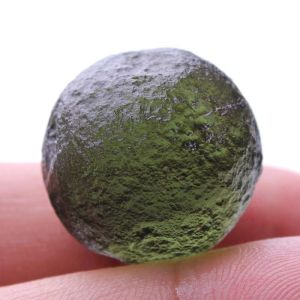 ลูกบอลหินบำบัดสำหรับอุกกาบาตสีเขียว Moldavite 20มม. หินธรรมชาติหินคริสตัล1ชิ้น