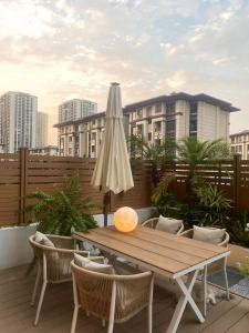 Outdoor Courtyard Table and Chair Suit American Garden Courtyard House Terrace Outdoor Chair Aluminum Alloy Table Drawstring Chair