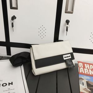 กระเป๋าสะพายข้างแบบฝาพับนุ่มสีตัดกันอินเทรนด์ฤดูใบไม้ร่วงและฤดูหนาวกระเป๋าทรงเหลี่ยมใบเล็กลำลองสไตล์สตรีทกระเป๋าสะพายไหล่เดียวแฟชั่นสำหรับคนส่วนน้อยผู้ชาย