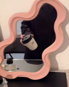 กระจกทรงก้อนเมฆ กระจกแต่งหน้า กระจกแขวนผนัง กระจกตั้งโต๊ะดีไซน์ล้ำ ทรงอิสระ คลื่นโค้งหรูหรา สำหรับตกแต่งบ้าน/คาเฟ่