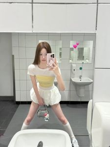 เสื้อยืดแขนสั้นผู้หญิงสไตล์เกาหลีหวานและเผ็ดร้อน ทรงเข้ารูป เอวเข้ารูป ไหล่ตรง ฤดูร้อน 2025 ใหม่ ไม่ซ้ำใคร เสื้อตัวบนสวยงาม