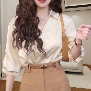 เสื้อเชิ้ตคอปกพับแขนสั้นทรงหลวมสไตล์ฮ่องกงสำหรับผู้หญิง ฤดูร้อน 2024 เสื้อเชิ้ตสีพื้นสไตล์เกาหลี แขนยาวปานกลาง ปกโปโล