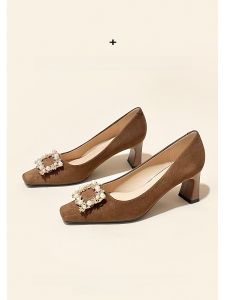 รองเท้าส้นสูงหัวเหลี่ยมสีน้ำตาลสไตล์ย้อนยุคสำหรับผู้หญิง ฤดูใบไม้ผลิ 2025 รองเท้าส้นเดี่ยวแบบสวมสบาย สไตล์ฝรั่งเศส รองเท้าทำงาน