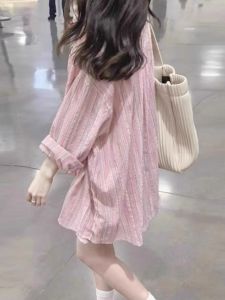 เสื้อเชิ้ตลายทางสีชมพูบางหลวมๆ สำหรับผู้หญิงไซส์ใหญ่ในช่วงฤดูร้อน เสื้อคลุมกันแดดแบบเปิดหน้าดีไซน์เก๋ไก๋ เสื้อเชิ้ตแขนยาวคอโปโล