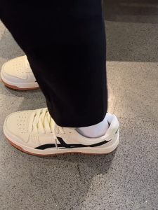 Womens breathable white shoes are fashionable and versatile comfortable to wear and soft-soled sports casual shoes