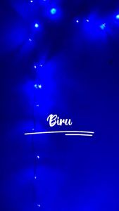 Dekorasi Kamar dengan Lampu Hias & Dekorasi Natal\\n\\nDekorasi kamar adalah salah satu cara terbaik untuk mengekspresikan kepribadian Anda dan menciptakan suasana yang nyaman di ruang pribadi Anda. Salah satu elemen penting dalam dekorasi kamar adalah pencahayaan, dan lampu hias dapat menjadi solusi sempurna untuk menciptakan suasana yang indah dan menenangkan. Di sini, kita akan membahas beberapa pilihan lampu hias dekorasi kamar, serta bagaimana menyelaraskannya dengan dekorasi Natal untuk menciptakan suasana yang sempurna.\\n\\n Pemilihan Lampu Hias Dekorasi Kamar\\n\\nAda banyak pilihan lampu hias dekorasi kamar yang tersedia di pasaran, dan dua pilihan yang populer adalah lampu LED 10m dan 8m serta lampu tumbler aesthetic.\\n\\n Pilihan Lampu LED 10m & 8m\\n\\nLampu LED 10m dan 8m adalah pilihan yang bagus untuk dekorasi kamar karena panjangnya yang cukup untuk mencakup sebagian besar ruangan. Lampu LED ini juga memiliki berbagai warna yang dapat disesuaikan sesuai dengan tema dekorasi kamar Anda.\\n\\n Lampu Tumbler Aesthetic\\n\\nLampu tumbler aesthetic adalah pilihan lain yang populer untuk dekorasi kamar. Lampu ini biasanya memiliki desain yang minimalis dan elegan, serta dapat ditempatkan di berbagai tempat di kamar seperti meja belajar atau rak buku.\\n\\n Menghias Kamar dengan Dekorasi Natal\\n\\nNatal adalah waktu yang spesial bagi banyak orang, dan menghias kamar dengan dekorasi Natal bisa menjadi cara yang bagus untuk merayakannya. Beberapa pilihan dekorasi Natal yang dapat Anda pertimbangkan termasuk lampu tidur dekorasi Natal dan menyelaraskan dekorasi Natal dengan desain kamar.\\n\\n Lampu Tidur Dekorasi Natal\\n\\nLampu tidur dekorasi Natal adalah pilihan yang bagus untuk menciptakan suasana Natal di kamar Anda. Lampu ini biasanya memiliki desain yang menyerupai pohon Natal atau bola Natal, dan dapat memberikan pencahayaan yang hangat dan menenangkan saat Anda tidur.\\n\\n Menyelaraskan Dekorasi Natal dengan Desain Kamar\\n\\nUntuk menciptakan suasana Natal yang sempurna di kamar Anda, penting untuk menyelaraskan dekorasi Natal dengan desain kamar Anda. Misalnya, jika kamar Anda memiliki tema warna-warna hangat seperti coklat atau merah marun, Anda dapat memilih dekorasi Natal dengan warna yang serupa.\\n\\n Tips untuk Menyusun Dekorasi Kamar yang Elegan\\n\\nSelain memilih lampu hias dan dekorasi Natal yang tepat, ada beberapa tips lain yang dapat membantu Anda menciptakan dekorasi kamar yang elegan.\\n\\n Membuat Ruangan Lebih Hangat dengan Lampu Dekorasi\\n\\nLampu dekorasi dapat digunakan untuk membuat ruangan lebih hangat dan menenangkan. Misalnya, Anda dapat menggunakan lampu LED 10m dan 8m untuk menciptakan pencahayaan yang hangat di sudut-sudut kamar Anda.\\n\\n Menggunakan Lampu Hias sebagai Penambah Mood Kamar\\n\\nLampu hias juga dapat digunakan sebagai penambah mood kamar Anda. Misalnya, lampu tumbler aesthetic dapat memberikan sentuhan elegan dan modern ke kamar Anda, sementara lampu tidur dekorasi Natal dapat menciptakan suasana Natal yang hangat dan meriah.\\n\\nDengan memilih lampu hias dan dekorasi Natal yang tepat, serta menerapkan tips-tips di atas, Anda dapat menciptakan dekorasi kamar yang elegan dan menenangkan. Selamat mencoba!\n}