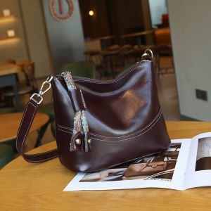 Genuine Leather Underarm Bag Womens 2024 New Arrival Work Clothing Versatile Wide-Strap Womens Cow Leather Bag Retro Shoulder Messenger Bag Bucket Bag