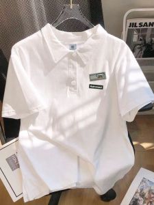 เสื้อยืดคอโปโลแขนสั้นทรงหลวมสำหรับผู้ชาย ฤดูร้อน 2025 ใหม่ เสื้อตัวบนแขนกุด ดีไซน์เก๋ไก๋ สไตล์ญี่ปุ่น แฟชั่น