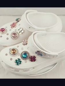 Charm cross jibbitz Phụ Kiện Giày Kim Loại Khóa Lỗ Kim Cương Đá Quý Nhiều Màu Sắc Cỏ Bốn Lá Barbie Màu Hồng sticker dép cross