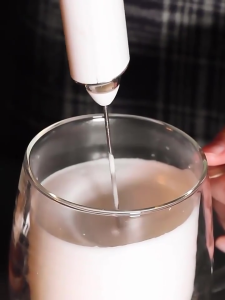 [Electrolux]เครื่องตีฟองนม  ที่ชาร์จ USBเกียร์ปรับได้ 3 ระดับ  อุปกรณ์ทำขนม ของใช้ในครัวที่บ้าน electroluxที่ตีไข่