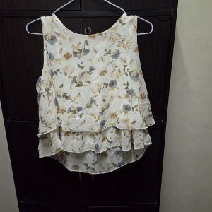 Preloved/ Thrift/ Bundle Floral Flowing Sleeveless Blouse