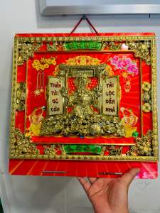 Bìa gỗ Thần Tài gõ cửa treo block lịch 2026 tranh treo tường cao cấp.( 45x45 )